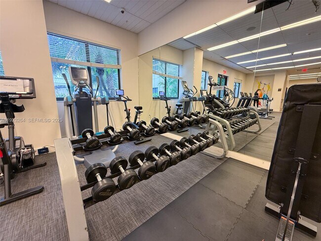 Building Photo - 999 SW 1st Ave