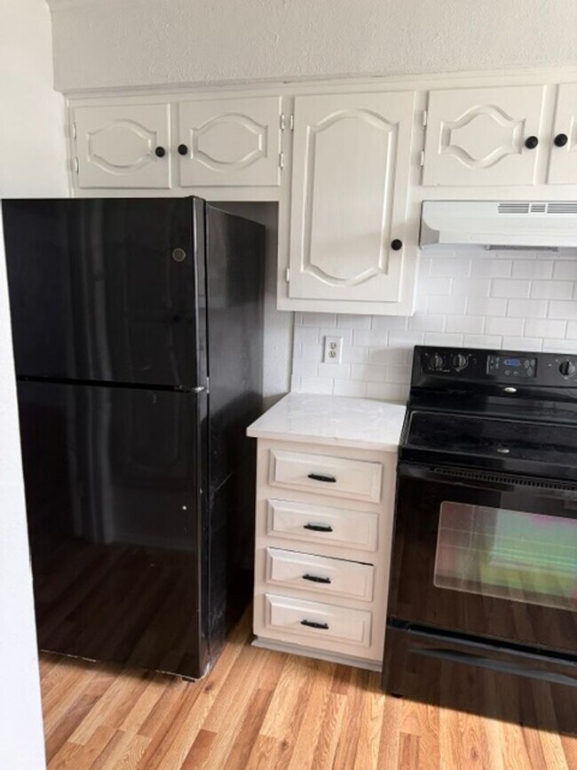 Building Photo - Centrally Located 2 Bedroom Unit