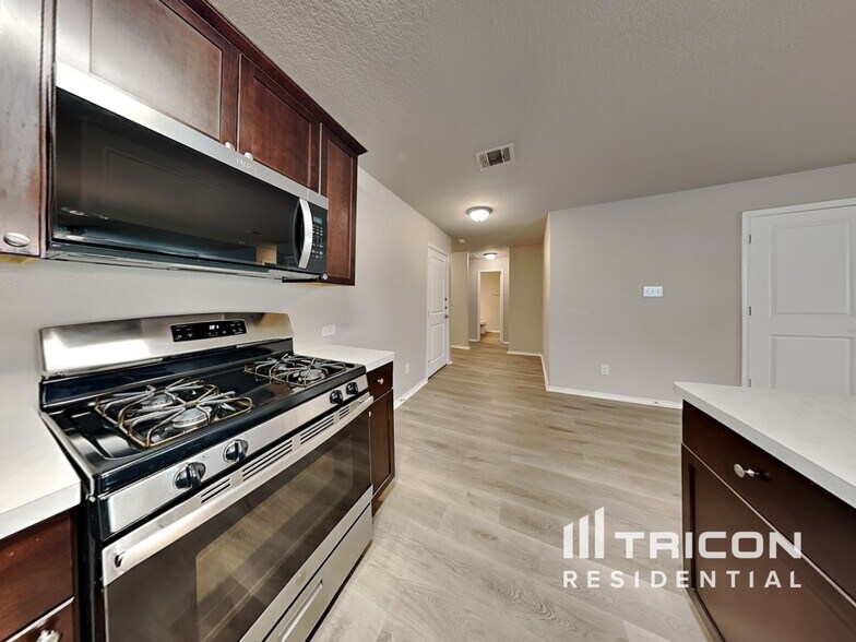Building Photo - 9802 Marbach Brk