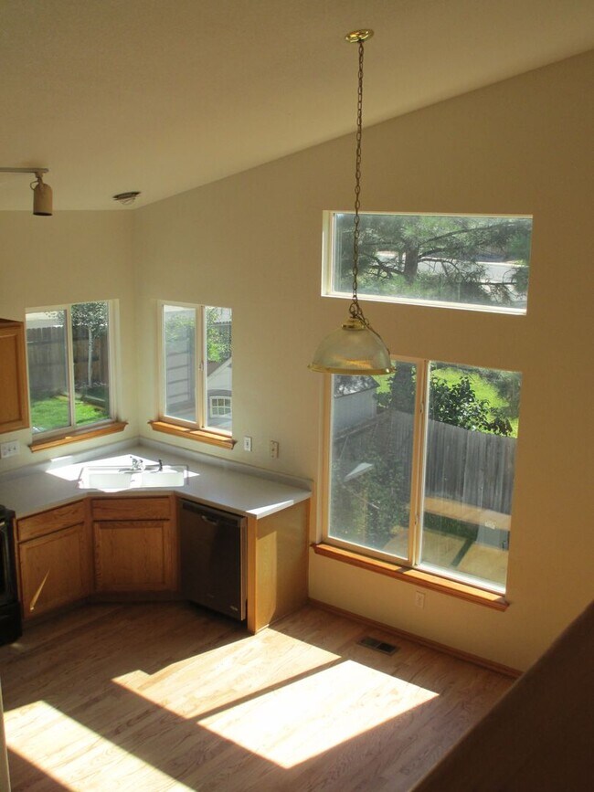 Building Photo - Long Realty & Property Management - 3 Bedroom Parker home with all new flooring (8/26)