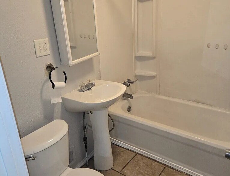 Building Photo - 617 S Lake Dr