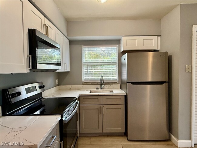 Building Photo - 1073 San Remo Ave