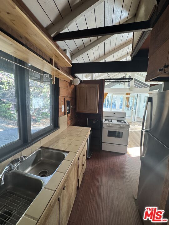 Building Photo - 825 N Beverly Glen Blvd