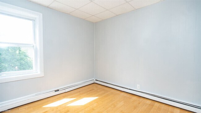 Building Photo - 2 br, 1 bath Triplex - 74 Vernon Street 2A