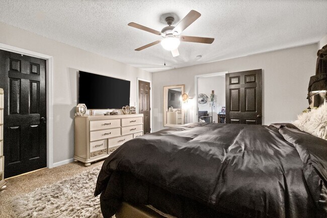 Building Photo - Lovely home in Peach Tree - Waiting for you to call home for the Holidays!