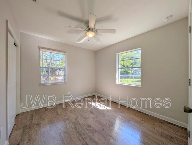 Building Photo - 249 W 44th St