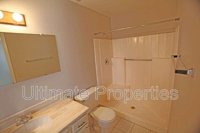 Building Photo - 2808 W Orangewood Ave