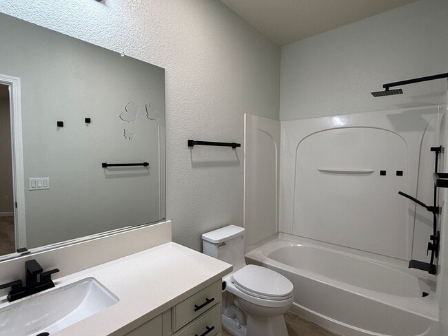 Building Photo - Lovely Laguna Pointe Condo!