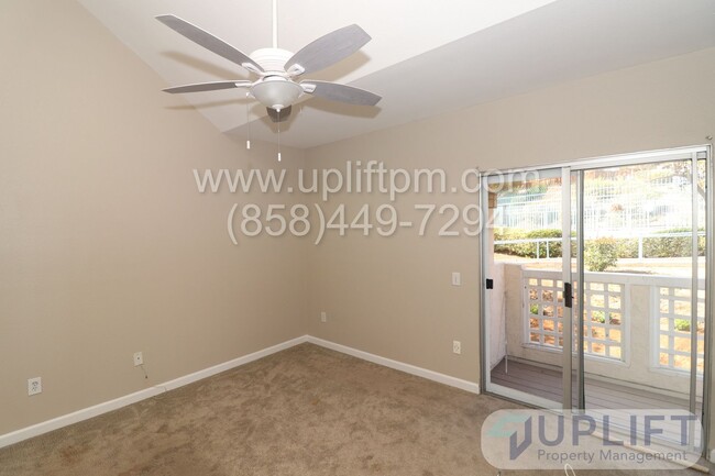 Building Photo - 2 Bed, 2.5 Bath condo w/ parking & pool!