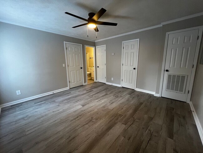 Building Photo - 5850 Century Oaks Dr