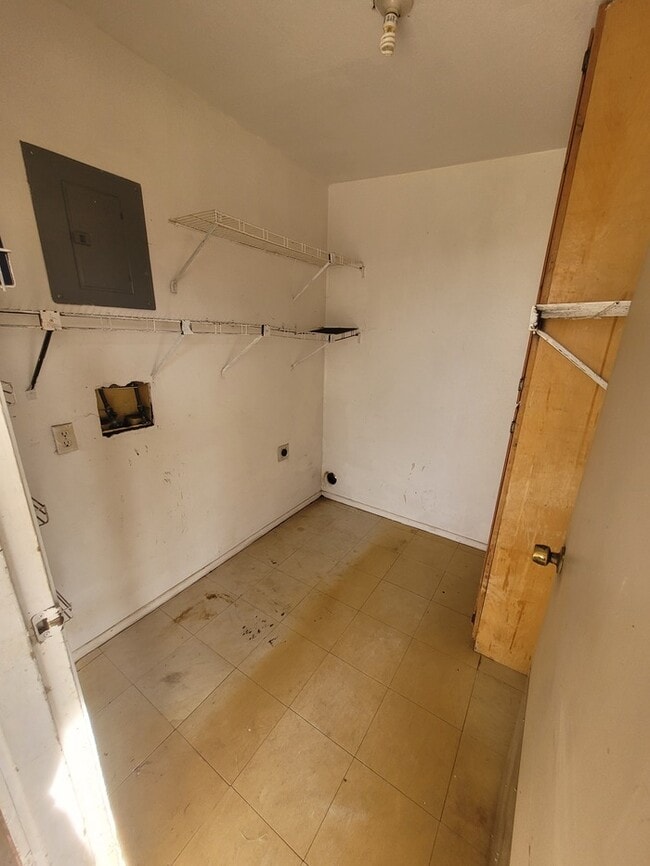 Building Photo - 3 bed 2 bath with large backyard!