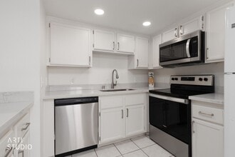 Building Photo - Beautiful upstairs 2-bedroom, 2-bathroom apartment