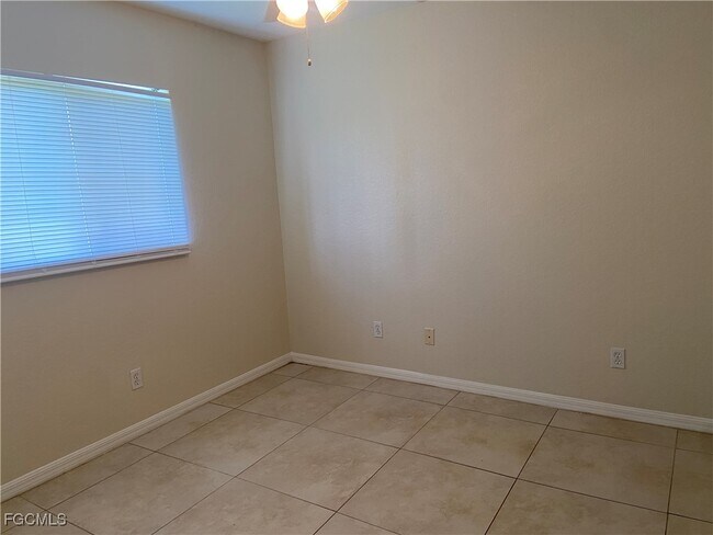 Building Photo - 1301 NE 12th Pl