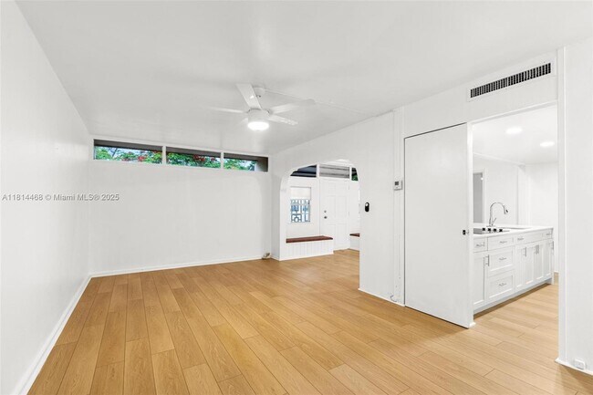 Building Photo - 15007 Coconut Ct