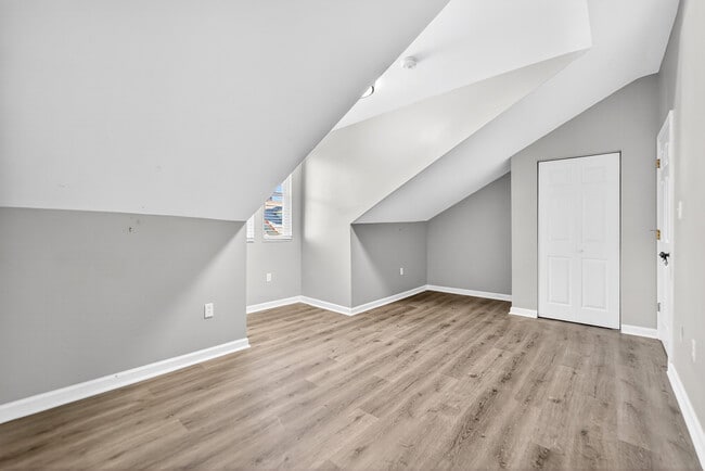 Building Photo - 517 Armandale St