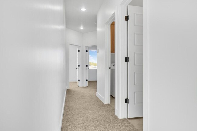 Building Photo - HURRICANE TOWNHOME - END UNIT