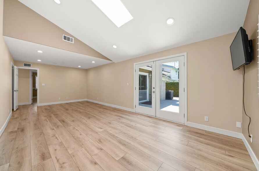 Family Room - 5441 Richmond Ave