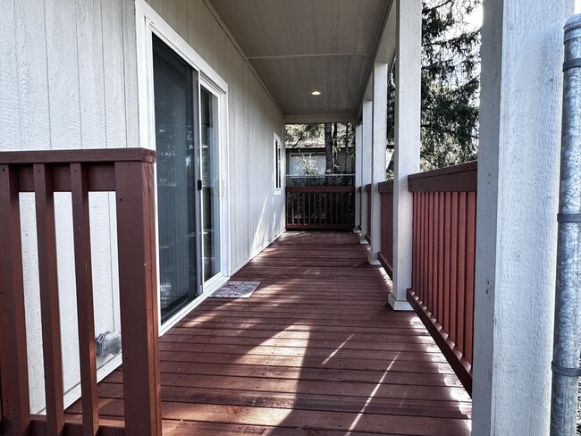 Building Photo - 834 Teal Ct SE