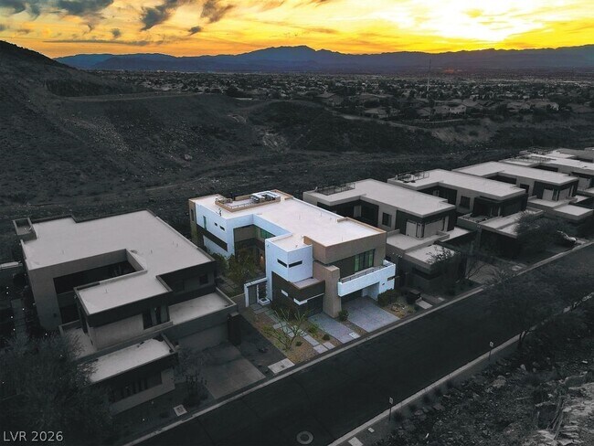 Building Photo - 917 Vegas View Dr