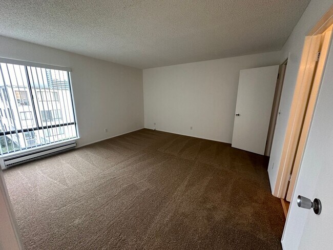 Building Photo - BEAUTIFUL BREATH TAKING VIEW UNIT!!! MUST ...