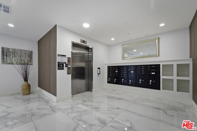 Building Photo - 845 S St Andrews Pl