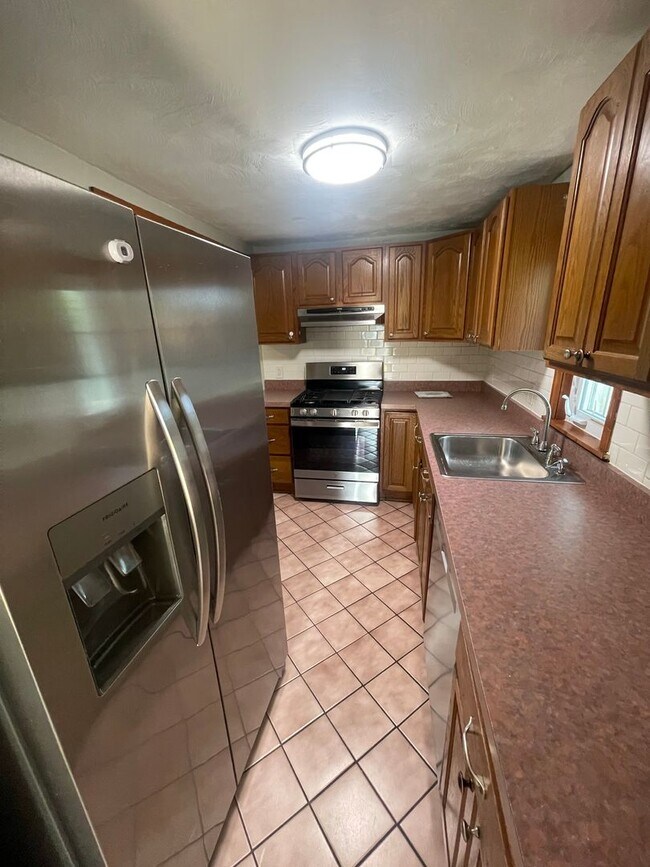 Building Photo - Townhouse on Spacious Corner Lot