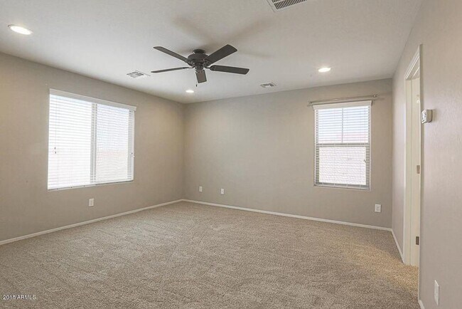 Building Photo - Stunning 3 bedroom plus Den with 2.5 bathrooms. Come, show & rent today!!!  End property!!!  Good...