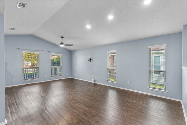 Building Photo - 989 Claeven Cir