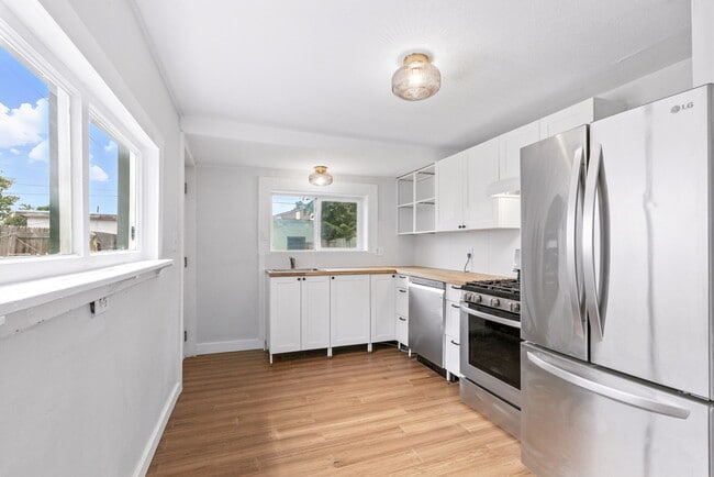 Building Photo - 207 Galapago St