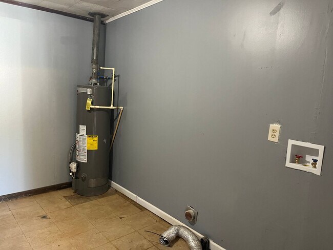 Building Photo - ***3 Bedroom / 1 Bathroom House for Rent i...