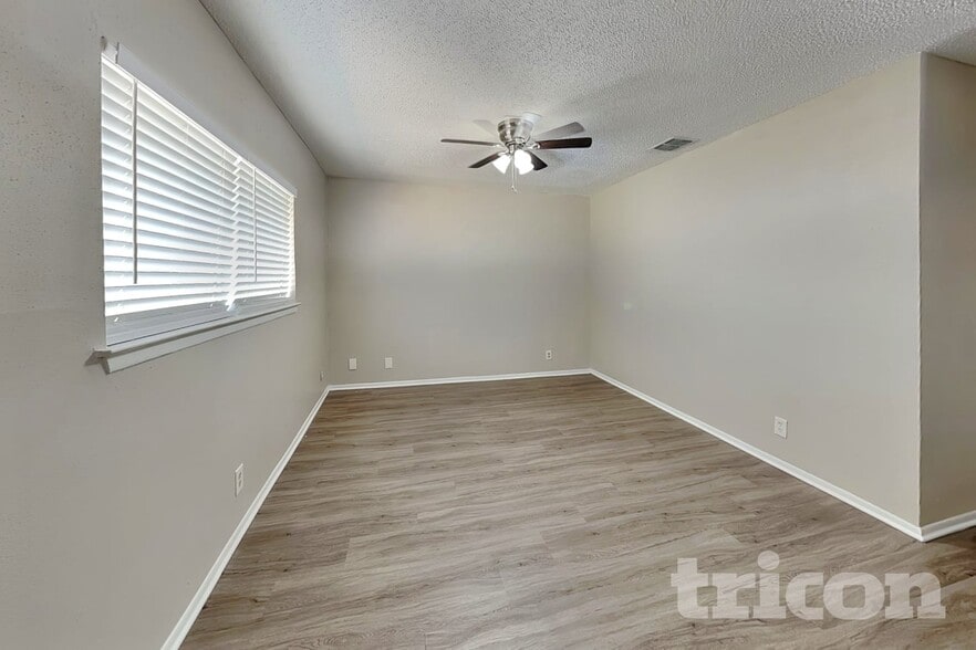 Building Photo - 7527 Ledgebrook Dr