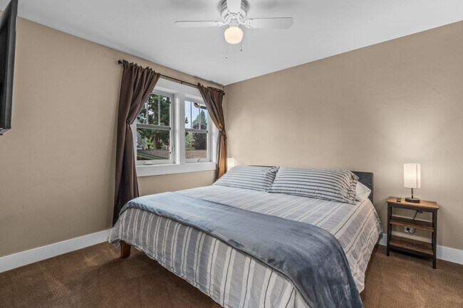 Building Photo - Grand Northwest Crossing Home. Fully furnished monthly rental. Walk to Compass Park. All Utilitie...