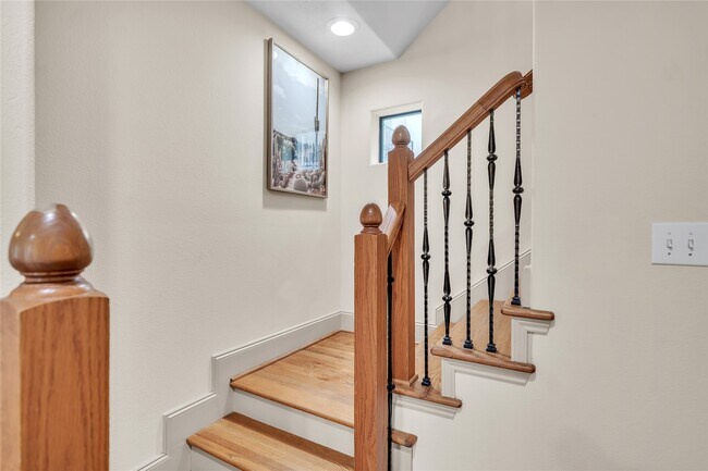 Building Photo - 2318 Camden Dr