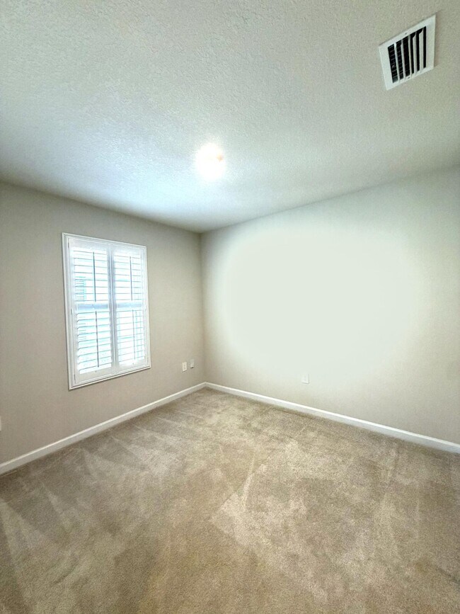 Building Photo - 812 Persimmon Pl