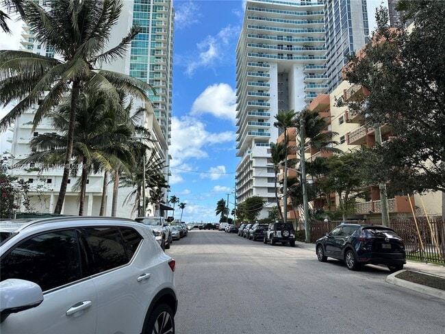 Building Photo - 471 NE 25th St