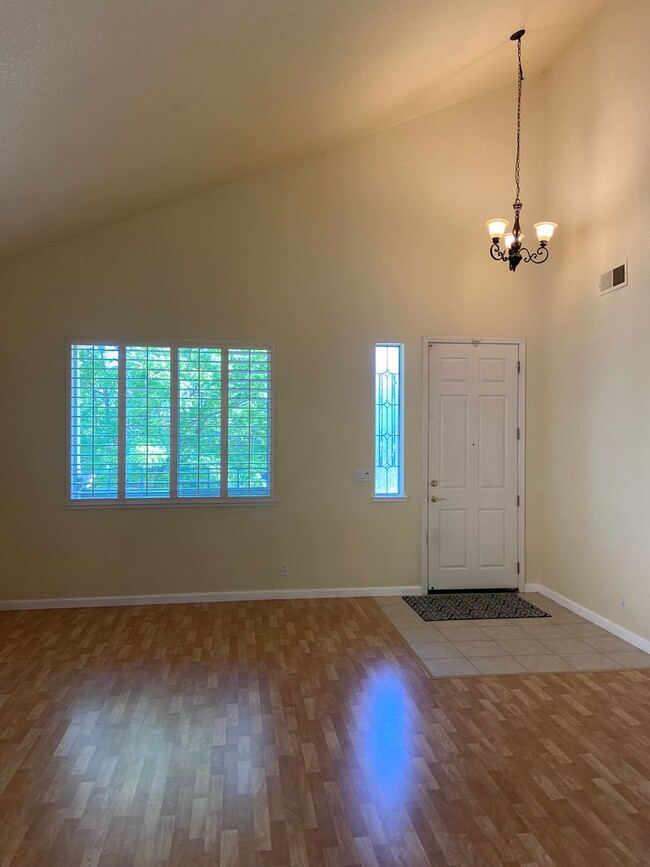 Building Photo - Large 4 bdrm 3 bath in Broadstone