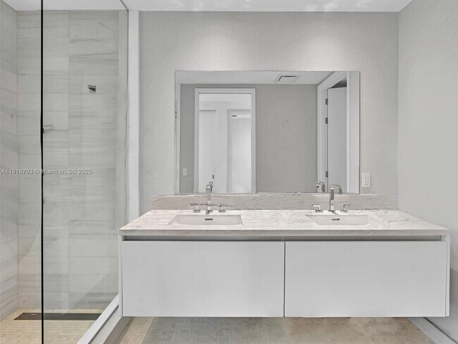 Building Photo - 700 NE 26th Terrace