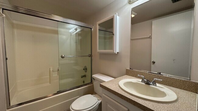 Building Photo - 905 Southridge Rd