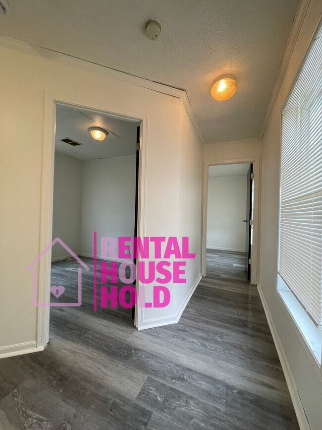 Building Photo - Completely Redone 3 Bed 1.5 Bath Rental!