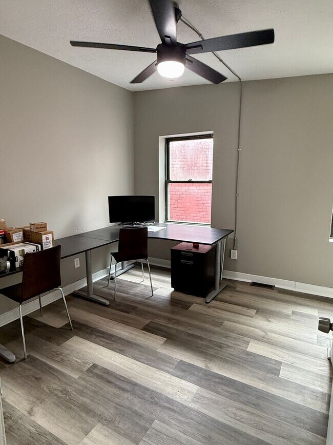 Building Photo - 3 bedroom apartment by UC campus!