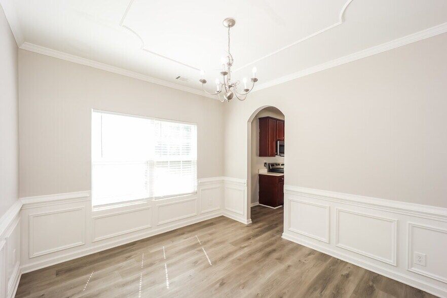 Building Photo - 5011 Upper Elm St