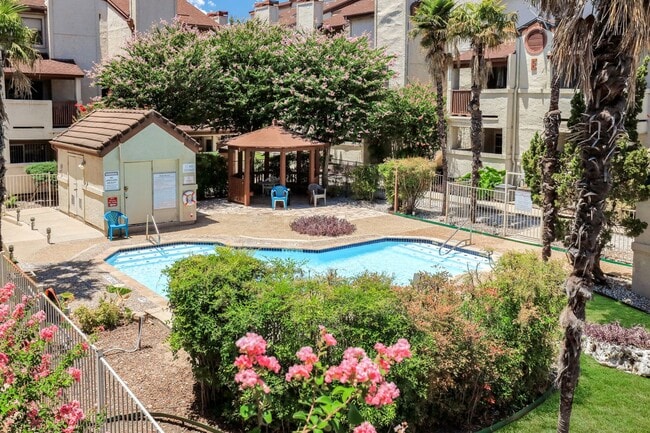 Building Photo - ***MOVE-IN SPECIAL: ONE WEEK FREE***Stylis...