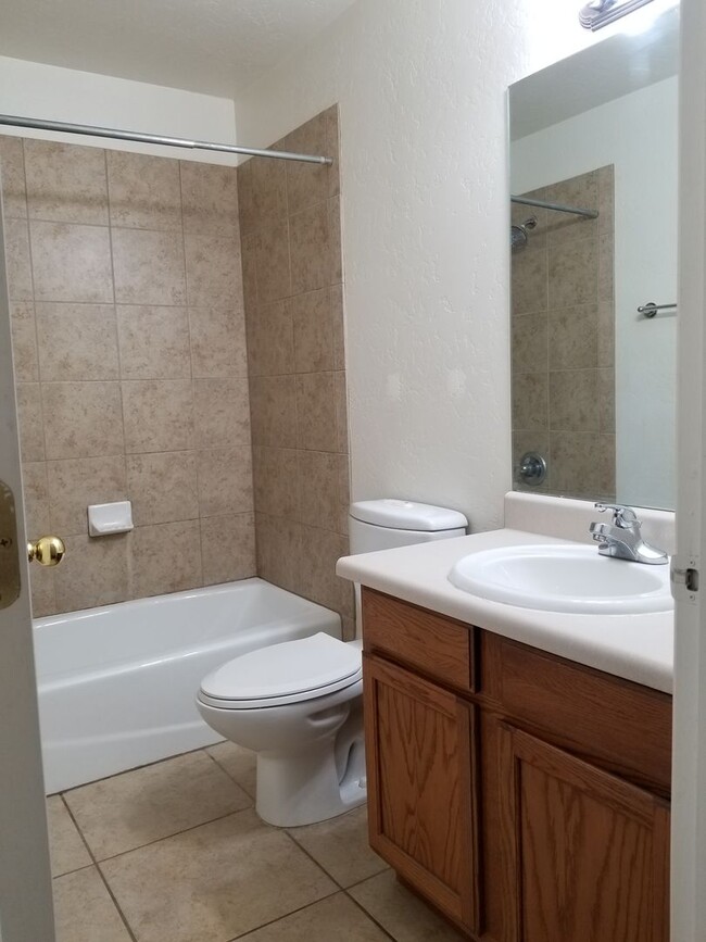 Building Photo - Westside 4 Bed, 2.75 Bath Townhouse w/Gara...