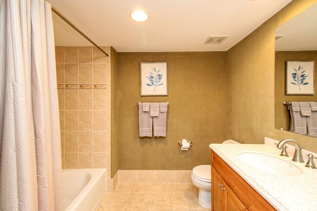 Building Photo - ** 2/2 CHARMING FURNISHED CONDO AT THE ISL...
