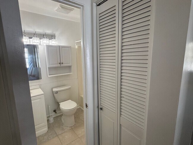 Building Photo - 2 Bedroom, 1 Bath Condo in Virginia Beach