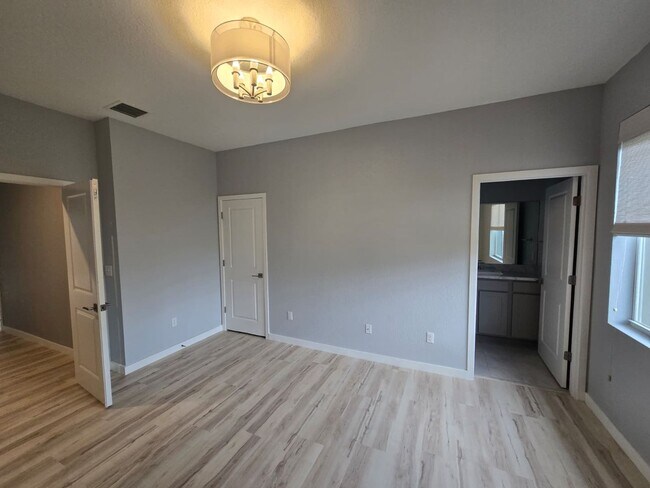 Building Photo - Bright and Easy-Living Home in Riviera Beach