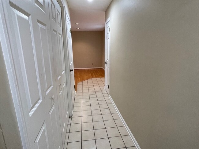 Building Photo - 48 Colonial Cir