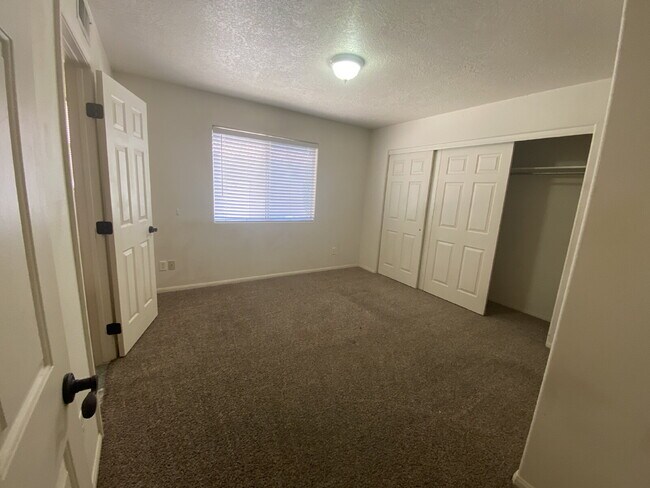 Building Photo - "2-Bedroom Condo in Saint George - Cozy Comfort with Modern Touches!"