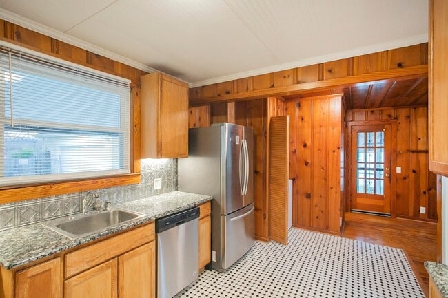 Building Photo - 909 Clarke St