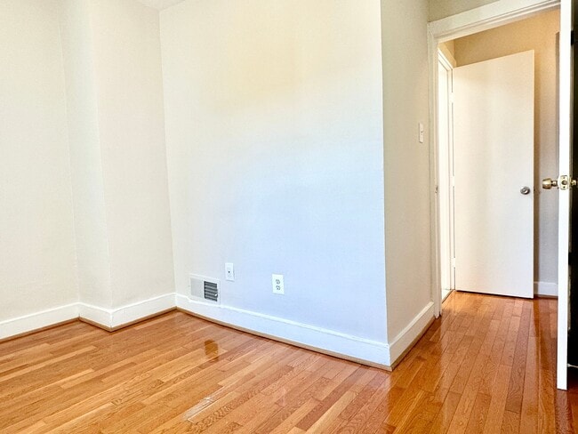 Building Photo - 3 bed 2 bath - Parking!!!  Pets Welcome!!!